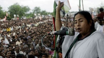 'തെരഞ്ഞെടുപ്പ് കമ്മീഷനില് ആര്എസ്എസിന്റെ ആളുകള്': കമ്മീഷനെതിരെ ആഞ്ഞടിച്ച് മമത