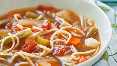 വെജ് ന്യൂഡിൽസ് സൂപ്പ് തയ്യാറാക്കാം