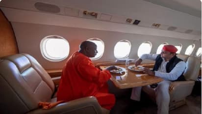 ಅಕಟಕಟ..!ವಿಮಾನದಲ್ಲಿ ಯೋಗಿ ಜೊತೆ ಅಖಿಲೇಶ್ ಊಟ