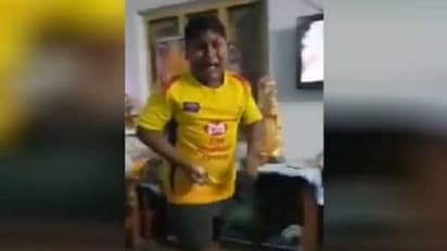 தோனி மேல அம்புட்டு பாசம் ! அதுதான் அப்படிப் பேசிட்டேன் … மன்னிப்புக் கேட்ட சிறுவன் !!