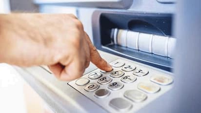 എടിഎം ഉപയോഗത്തിന് സര്വീസ് ചാര്ജ്: വിഷയത്തില് റിസര്വ് ബാങ്ക് ഇടപെടുന്നു