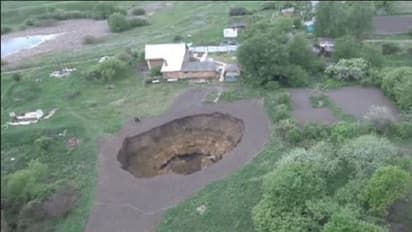 ಇಡೀ ಉದ್ಯಾನವನ ನುಂಗಿದ ಬೃಹತ್ ಹೊಂಡ: ಭಯಭೀತರಾದ ಗ್ರಾಮಸ್ಥರು!