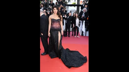 পিছন থেকে ছিঁড়ল চেন, নিমেষে বেরিয়ে আসত স্তনযুগল, কীভাবে নিজেকে সামলেছিলেন প্রিয়ঙ্কা