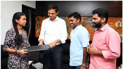 കലക്ടര് വാക്ക് പാലിച്ചു; ആര്യയ്ക്ക് പഠനത്തിന് ലാപ്ടോപ്പ്