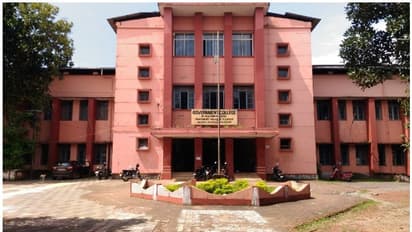 " നമ്മുടെ വളര്ത്തമ്മ ഒരു കൂട്ടം ബലാത്സംഗക്കാരുടെ നടുവില് വിറങ്ങലിച്ചു നില്ക്കുകയാണ് " ; സ്വന്തം കോളേജിനെ കുറിച്ച് അധ്യാപകന്റെ കുറിപ്പ് വൈറല്