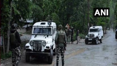 पुलावामा और अनंतनाग में सुरक्षा बलों और आतंकियों के बीच मुठभेड़ जारी, 3 आतंकी मार गिराये