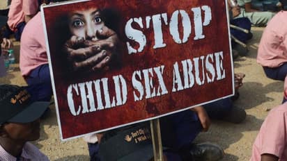 വിദ്യാര്‍ഥിക്ക് തന്‍റെ നഗ്നചിത്രം അയച്ചു, തുടര്‍ന്ന് ലെെംഗിക പീഡനം; അധ്യാപിക അറസ്റ്റില്‍