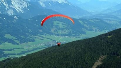 ശക്തമായ കാറ്റിൽ നിയന്ത്രണം നഷ്ടപ്പെട്ടു; പാരാഗ്ലൈഡിങിനിടെ യുവാവിന് ദാരുണാന്ത്യം