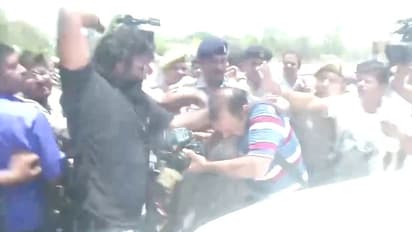 पटना में आरजेडी नेता तेज प्रताप यादव के सुरक्षाकर्मियों ने कैमरामैन को पीटा