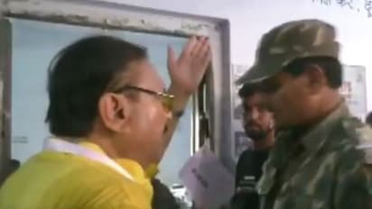 বুথে ঢুকতে বাধা মদন মিত্রকে! কেন্দ্রীয় বাহিনীর সঙ্গে জোর বচসা তৃণমূল নেতার