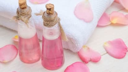 റോസ് വാട്ടർ ഉപയോ​ഗിച്ച് മുഖം കഴുകൂ, ​ഗുണങ്ങൾ പലതാണ്