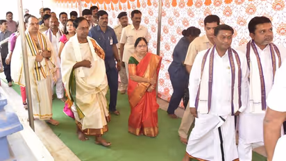 కాళేశ్వరంలో ముక్తేశ్వర స్వామిని దర్శించుకున్న కేసీఆర్ దంపతులు (ఫోటోలు)