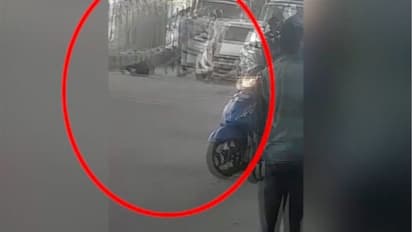 സിനിമയെ വെല്ലുന്ന രംഗങ്ങള്; പട്ടാപ്പകല് നടുറോഡിൽ ഗുണ്ടാസംഘങ്ങള് തമ്മില് വെടിവെപ്പ്, രണ്ട് പേർ കൊല്ലപ്പെട്ടു