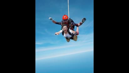 20 हजार फीट से कूदी उर्वशी रौतेला, फोटो देख फैंस के छुटे पसीने