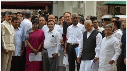 ഇവിഎം തിരിമറി: പരാതി നൽകി പ്രതിപക്ഷ പാർട്ടികൾ, തീരുമാനം നാളെയെന്ന് തെരഞ്ഞെടുപ്പ് കമ്മീഷൻ