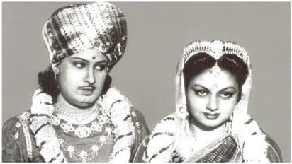 மயக்கும் மாலை பொழுதே... அடடா! காலத்தை வென்று நிற்கும் கானம் அது..!