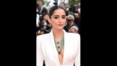 Cannes 2019: फैशनिस्टा सोनम कपूर ने व्हाइट टक्सीडो सूट में कहर बरपाया