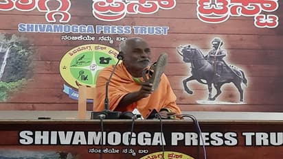 ಸುದ್ದಿಗೋಷ್ಠಿ ಮಧ್ಯೆ ತಮ್ಮ ಚಪ್ಪಲಿಯಿಂದ ತಾನೆ ಹೊಡೆದುಕೊಂಡ ಹೋರಾಟಗಾರ