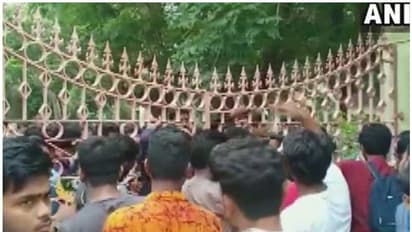 അഡ്മിഷന് ഫോമിന് വിലകൂട്ടി; വിദ്യാര്ത്ഥികള് അധ്യാപകരെ ക്യാമ്പസിനുള്ളില് പൂട്ടിയിട്ടു