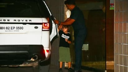 একাই দরজা খুলে গাড়িতে ওঠার উপক্রম, ব্যস্ত শাহরুখ পুত্র আব্রাম