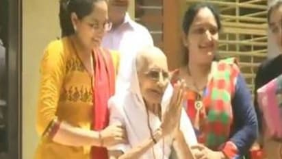 जीत से पहले जीत का जश्न मनाते बीजेपी समर्थक, देखिए तस्वीरें