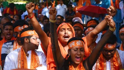 বাংলায় ব্যতিক্রমী নির্বাচন! হিন্দুত্বের পথেই কোনঠাসা মমতা