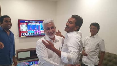 పేలిన జ'గన్': అనంద సందోహం (ఫొటోలు)