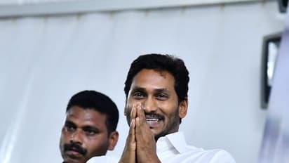 మీడియా సమావేశంలో వైఎస్ జగన్ హావభావాలు (ఫొటోలు)