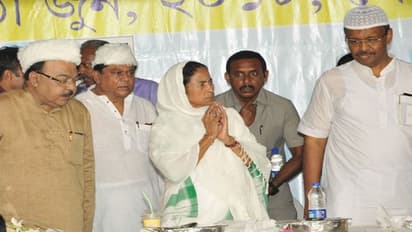 হিজাব-ভিক্ষে-লুকোচুরি, মমতাকে তাড়া করেছে এই তিন ভূত