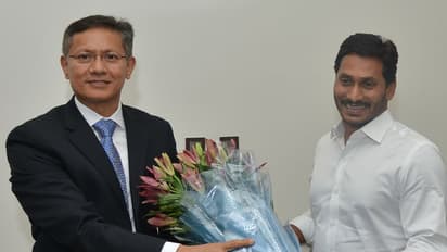 జగన్ వద్దకు క్యూ కట్టిన అధికారులు (ఫొటోలు)