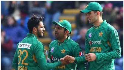 'താരങ്ങളുടെ ശ്രദ്ധ മാറും'; ഭാര്യമാരെയും കാമുകിമാരെയും ഇംഗ്ലണ്ടില് വിലക്കി പി സി ബി