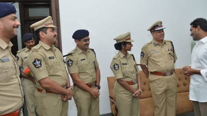 జగన్ వద్దకు క్యూ కట్టిన అధికారులు (ఫొటోలు)