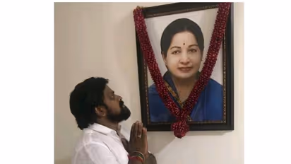 அரசியலில் பெரிய ஆளாக வளர வேண்டுமா..? ஜெயலலிதாவின் உதவியாளர் கொடுக்கும் அசத்தல் டிப்ஸ்..!