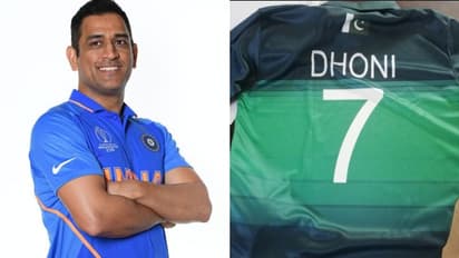 ధోని జెర్సీనే మార్చేసిన పాక్ అభిమాని