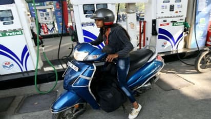 আজ পেট্রোল-ডিজেল সস্তা হল কি কলকাতায় ? বেরোনোর আগে চোখ রাখুন সারা দেশের জ্বালানীর দরে