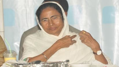 শেষ বাজারে আচমকা মমতার হিন্দুত্বের তাস, নির্বাচনে কতটা সুবিধা দেবে তৃণমূল কংগ্রেসকে