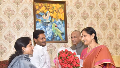 గవర్నర్ నరసింహన్ ను కలిసిన జగన్.. ప్రమాణస్వీకారానికి ఆహ్వానం (ఫొటోస్)