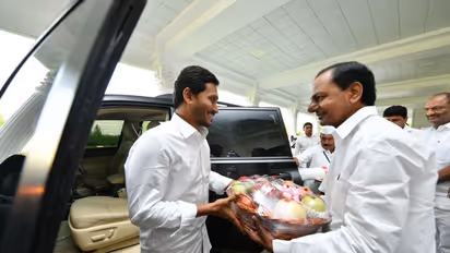 జగన్, కేసీఆర్ ఆలింగనం (ఫొటోలు)