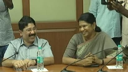 பதவியேற்கும்போதே எச்சரிக்கை விடுத்த திமுக எம்.பிகள்... ஆரம்பித்தது அதிரடி ஆட்டம்..!