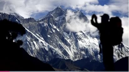 എവറസ്റ്റ് കയറുന്നതിനിടെ രണ്ടുമരണം കൂടി; സീസണില് മരണം പത്തായി