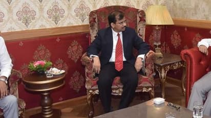 గవర్నర్‌ నరసింహన్‌ను కలిసిన ద్వివేది