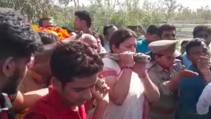 Smriti Irani, UP ministers reach Amethi to perform last rites of slain BJP worker