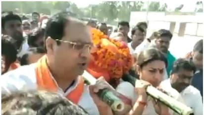 ബിജെപി പ്രവര്ത്തകന്റെ ശവമഞ്ചം ചുമന്ന് സ്മൃതി ഇറാനി; വീഡിയോ