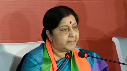 মমতা বন্দোপাধ্যায়ের শাসনে রাজ্যে ঘটে চলা রাজনৈতিক হত্যার ঘটনায় বিস্ময় প্রকাশ করলেন সুষমা স্বরাজ