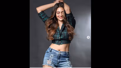 ’இஸ்லாமியப் பெண் நெற்றியில் குங்குமம் வைப்பதா?’...எம்.பி.,நடிகைக்கு வலுக்கும் எதிர்ப்பு...