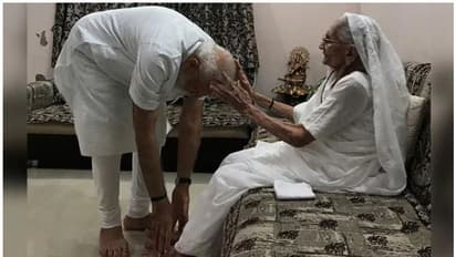 അമ്മയുടെ കാല്തൊട്ട് വന്ദിച്ച് മോദി; 'നിങ്ങള് ഏല്പ്പിച്ചത് ഭാരിച്ച ഉത്തരവാദിത്തം'