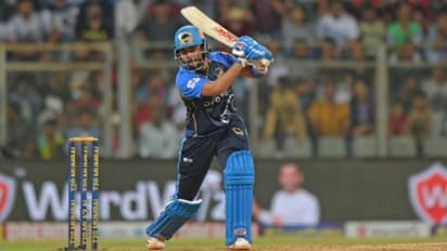 திரும்ப வந்துட்டேன்னு சொல்லு.. தாறுமாறா அடித்து ஆடிய பிரித்வி ஷா.. ஆதித்யாவும் அதிரடி பேட்டிங்