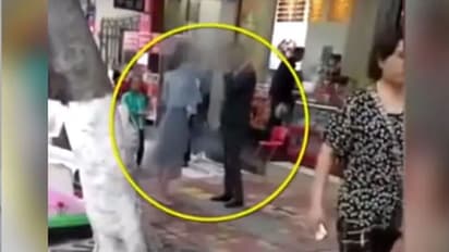 ಸ್ಮಾರ್ಟ್ಫೋನ್ ಕೊಡಿಸದ ಲವರ್ಗೆ ನಡುಬೀದಿಯಲ್ಲೇ ಬಾರಿಸಿದ ಪ್ರೇಯಸಿ