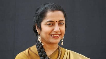 அழகிய இன்டீரியர் ஒர்க்... பிரமாண்டமாய் இருக்கும் நடிகை சுஹாசினி மணிரத்னம் வீடு! வாங்க பார்க்கலாம்...