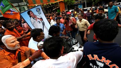 কোভিড বিধি শিকেয় তুলে বিজয় উৎসবে তৃণমূল কর্মীরা, কড়া কমিশন